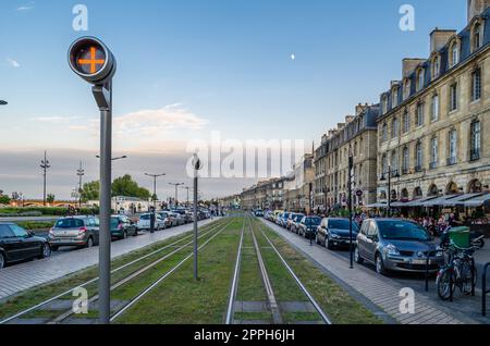 BORDEAUX, FRANCIA - 16 AGOSTO 2013: Linee del tram nella città di Bordeaux, Gironde, Francia sud-occidentale Foto Stock