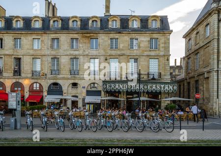 BORDEAUX, FRANCIA - 16 AGOSTO 2013: Persone sulla terrazza di una caffetteria a Bordeaux, Francia Foto Stock