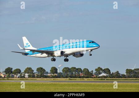 Aeroporto di Amsterdam Schiphol - Embraer E190STD di KLM Cityhopper Land Foto Stock