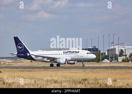 Aeroporto di Francoforte Fraport - decolla l'Airbus A319-114 di Lufthansa Foto Stock