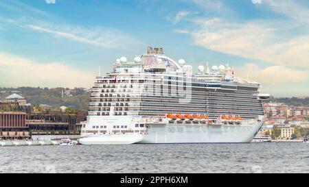 Istanbul, Turchia - 25 agosto 2022: Regal Princess, enorme nave da crociera ormeggiata al terminal di Galatport, uno sviluppo di uso misto situato lungo la riva di Foto Stock