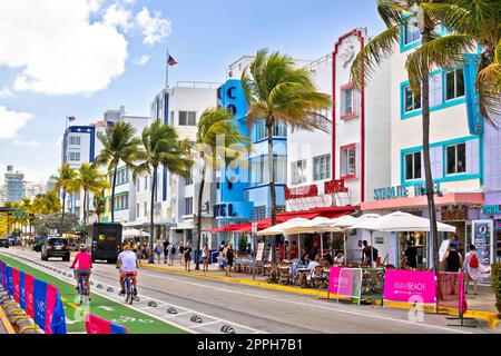 Colorata strada di Miami Beach con vista sull'architettura di Ocean Drive Foto Stock