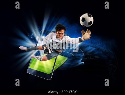 Guarda un evento sportivo dal vivo sul tuo dispositivo mobile. Scommesse sulle partite di calcio Foto Stock