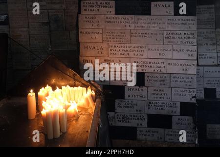 Candele di illuminazione nella cappella di nostra Signora dalla Kamenita vrata (porta di pietra) a Zagabria per ricordare e onorare i defunti cari Foto Stock