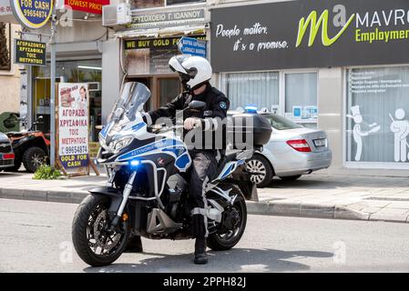 Larnaca, Cipro - 26 marzo 2022: Poliziotto in moto Foto Stock