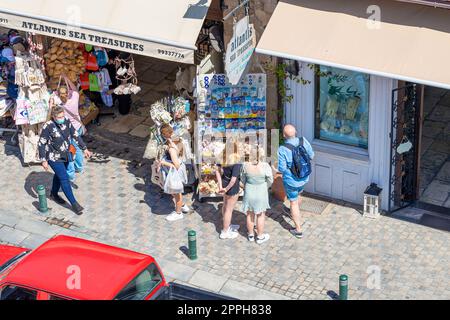 Larnaca, Cipro - 16 aprile 2022: Turisti al negozio di souvenir Foto Stock