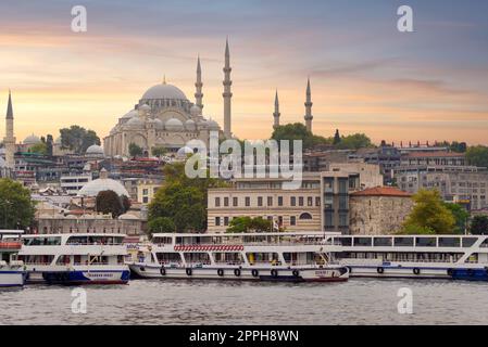 Vista della città di Istanbul a Eminonu, affacciata sul Corno d'Oro con traghetti, terminal dei traghetti e Moschea di Suleymaniye Foto Stock