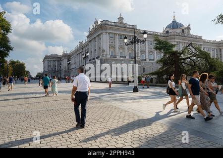 La gente cammina su Calle de Bailen a Madrid, in Spagna Foto Stock