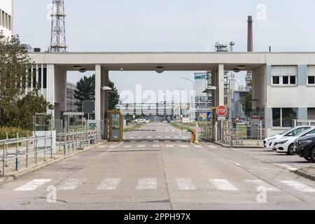 SCHWEDT, GERMANIA - 24 SETTEMBRE 2022: L'ingresso principale dell'impianto di lavorazione dell'olio PCK raffinerie GmbH. La raffineria PCK fornisce il 95% delle aree di Berlino e Brandeburgo con carburante. Foto Stock