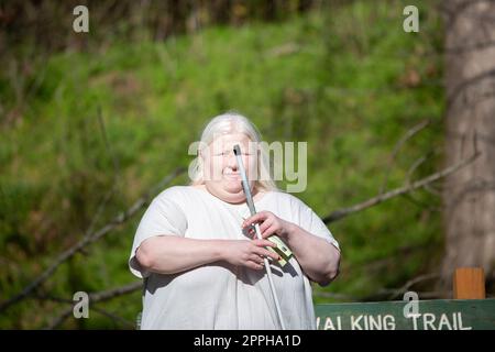 Albino donna che si diverte all'aria aperta Foto Stock