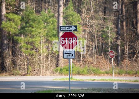 One Way, Stop e Divided Highway Foto Stock