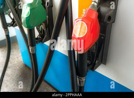 Ugello di rifornimento carburante della pompa di benzina nella stazione di servizio. Erogatore di carburante. Rifornire di carburante con benzina. Maniglia della pompa del gas. Pistola erogatrice benzina rossa. Industria petrolifera. Crisi petrolifera. Crisi dei prezzi della benzina. Foto Stock