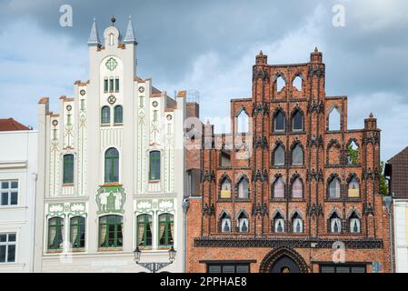 Vecchia casa ristrutturata con finestre dorate ornate e una bella facciata nella città vecchia di Wismar. Germania Foto Stock