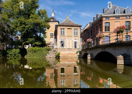 Ponte su un canale nella città belga di Lier Foto Stock