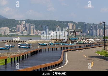 New Taipei, Taiwan 08 settembre 2022: Passerella sul mare nel quartiere di Taiwan Bali Foto Stock