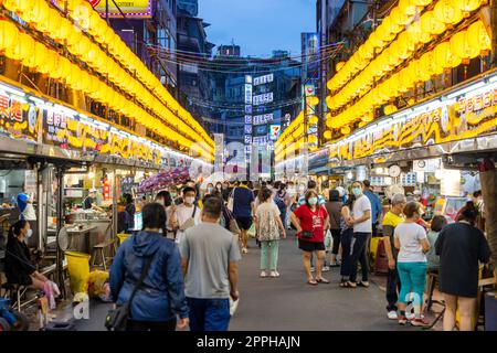 Keelung, Taiwan 10 giugno 2022: Mercato notturno di Keelung Miaokou Foto Stock