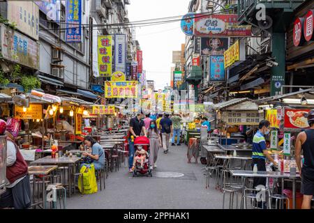 Keelung, Taiwan 10 giugno 2022: Mercato notturno di Keelung Miaokou Foto Stock