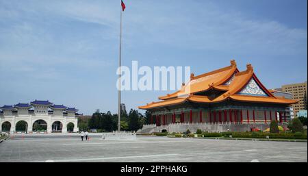 Taipei, Taiwan 17 marzo 2022: Il cancello d'ingresso e il Teatro Nazionale e la Sala Concerti presso la Sala Memoriale di Chiang Kai Shek a Taiwan Foto Stock