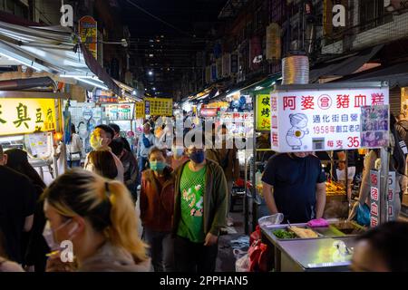 Taipei, Taiwan, 11 aprile 2022: Linjiang St. Mercato notturno Foto Stock