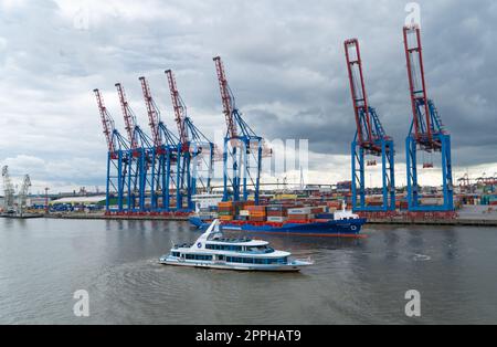 Impressioni dal porto di Amburgo, Germania, 30 maggio 2022 Foto Stock