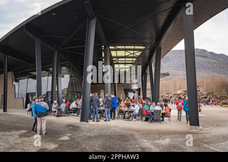 Gente che cena in un ristorante, una sosta sulla strada per i Pirenei, Francia Foto Stock
