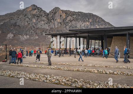 Gente che cena in un ristorante, una sosta sulla strada per i Pirenei, Francia Foto Stock