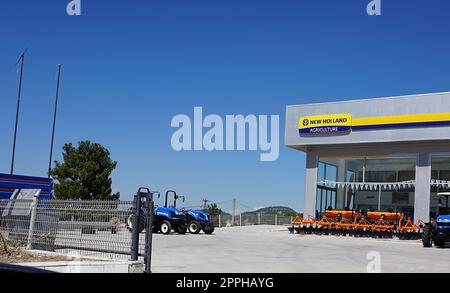 Araclar, Turchia - 16 settembre 2022: Logo New Holland Agriculture nel punto vendita della concessionaria contro un cielo blu ad Araclar, Turchia Foto Stock