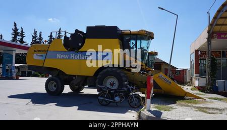 Araclar, Turchia - 16 settembre 2022: Logo New Holland Agriculture nel punto vendita della concessionaria contro un cielo blu ad Araclar, Turchia Foto Stock