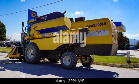 Araclar, Turchia - 16 settembre 2022: Logo New Holland Agriculture nel punto vendita della concessionaria contro un cielo blu ad Araclar, Turchia Foto Stock