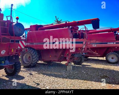 Kiev, Ucraina - 16 giugno 2020: Modern Axial-Flow 2166 di Case IH Combine su strada a Kiev, Ucraina Foto Stock