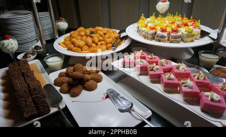 Cibo sugli scaffali nel buffet self-service con all inclusive in Turchia Foto Stock