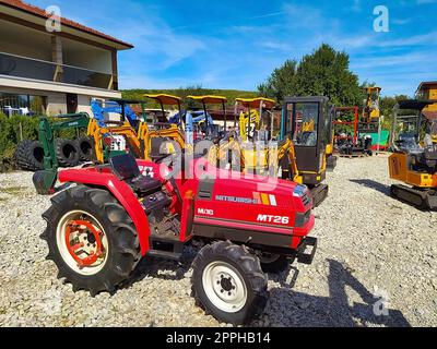 Bucarest, Romania - 12 settembre 2022: Miniescavatore o trattore MITSUBISHI MT25 a Bucarest, Romania Foto Stock