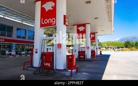 Antalya, Turchia - 17 settembre 2022: Stazione di servizio lunga Foto Stock