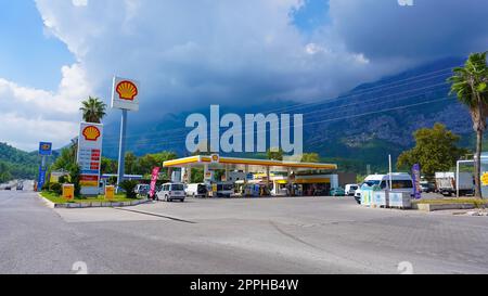 Antalya, Turchia - 17 settembre 2022: Stazione di servizio Shell Foto Stock