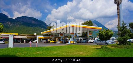 Antalya, Turchia - 17 settembre 2022: Stazione di servizio Shell Foto Stock