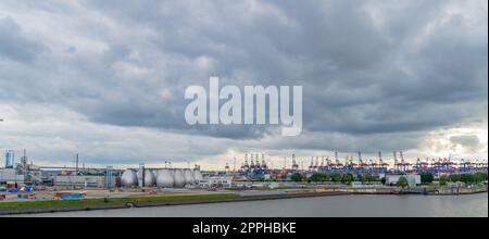 Impressioni dal porto di Amburgo, Germania, 30 maggio 2022 Foto Stock