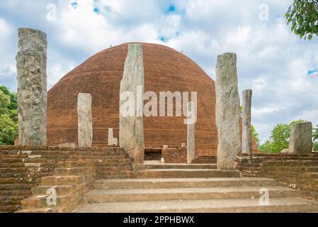 La storica Sandagiri Stupa in Tissamaharama nel sud dello Sri Lanka Foto Stock