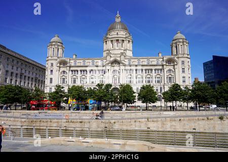 LIVERPOOL, Regno Unito - 14 LUGLIO 2022: Edificio del porto di Liverpool, Inghilterra, Regno Unito Foto Stock