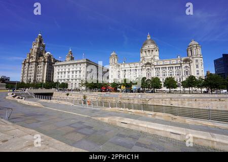 LIVERPOOL, Regno Unito - 14 LUGLIO 2022: Three Graces in Liverpool, Royal Liver Building, Cunard Building e Port of Liverpool Building, Inghilterra, Regno Unito Foto Stock