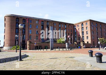 LIVERPOOL, Regno Unito - 14 LUGLIO 2022: Royal Albert Dock un complesso di edifici portuali e magazzini a Liverpool, Inghilterra, Regno Unito Foto Stock