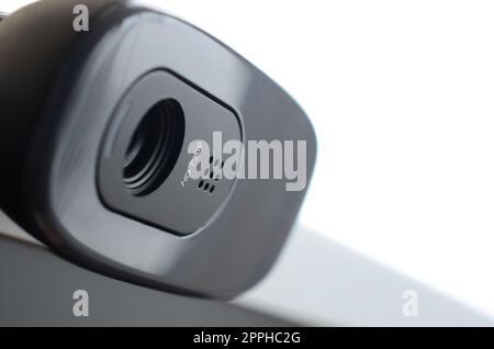 Una webcam moderna è installata sul corpo di un monitor a schermo piatto. Dispositivo per la comunicazione video e la registrazione di video di alta qualità Foto Stock