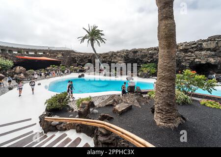 LANZAROTE, ISOLE CANARIE - 22 LUGLIO 2022: Famosa attrazione turistica - Los Jameos del Agua. Parte di un tubo lavico (1,5 km) creato dall'eruzione del vulcano Monte Corona. Foto Stock