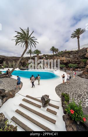 LANZAROTE, ISOLE CANARIE - 22 LUGLIO 2022: Famosa attrazione turistica - Los Jameos del Agua. Parte di un tubo lavico (1,5 km) creato dall'eruzione del vulcano Monte Corona. Foto Stock