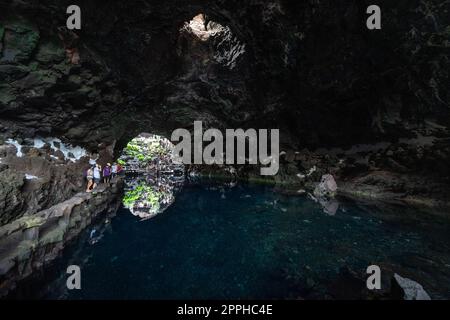 LANZAROTE, ISOLE CANARIE - 22 LUGLIO 2022: Famosa attrazione turistica - Los Jameos del Agua e lago salato sotterraneo. Parte di un tubo lavico (1,5 km) creato dall'eruzione del vulcano Monte Corona. Foto Stock