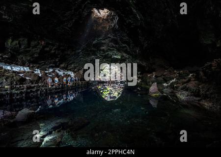 LANZAROTE, ISOLE CANARIE - 22 LUGLIO 2022: Famosa attrazione turistica - Los Jameos del Agua e lago salato sotterraneo. Parte di un tubo lavico (1,5 km) creato dall'eruzione del vulcano Monte Corona. Foto Stock