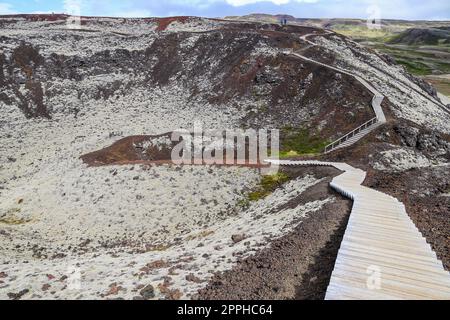 Incredibile paesaggio vulcanico in Islanda con scogliere fumanti sul vulcano Grabok. Foto Stock