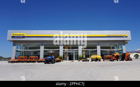 Araclar, Turchia - 16 settembre 2022: Logo New Holland Agriculture nel punto vendita della concessionaria contro un cielo blu ad Araclar, Turchia Foto Stock