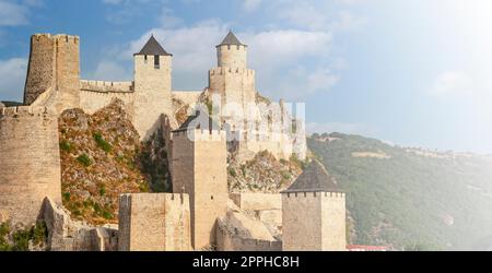 Antica fortezza castello sul fiume Golubac, Serbia. Messa a fuoco selettiva Foto Stock