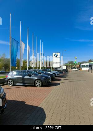 Concessionaria BMW con auto parcheggiate sul piazzale. Foto Stock