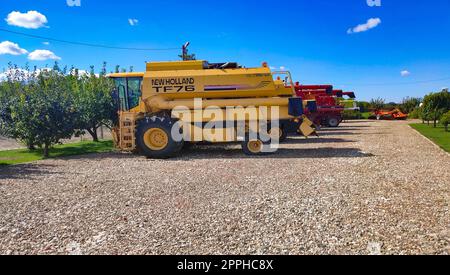 Araclar, Turchia - 16 settembre 2022: Logo New Holland Agriculture nel punto vendita della concessionaria contro un cielo blu ad Araclar, Turchia Foto Stock